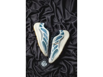 H12 이지부스트 700 V3 카이아나이트 GY0260