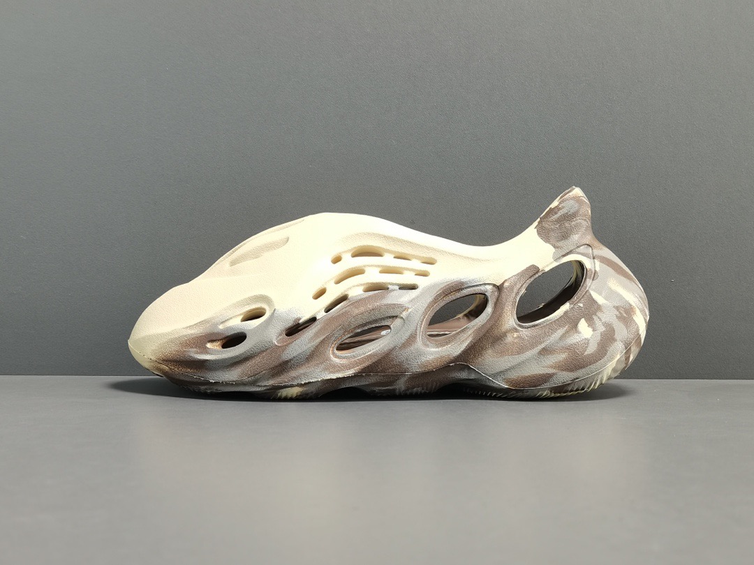 GOD 아디다스 이지 폼 러너 믹스 크림 클레이 GX8774