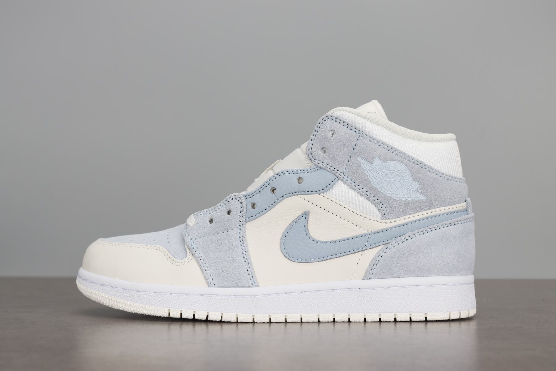 조던 1 미드 SE 세일 라이트 블루 DA4666-100
