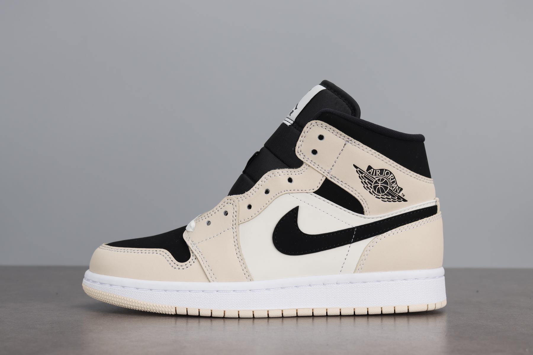 조던 1 미드 베얼리 오렌지 BQ6472-800