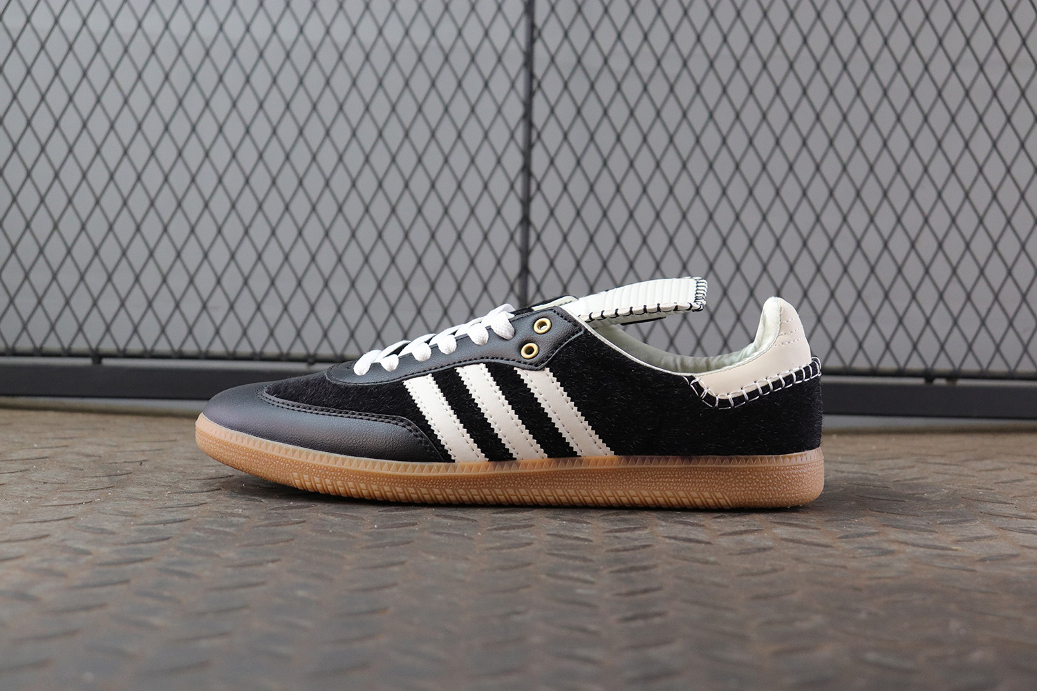 순원 아디다스 x 웨일스 보너 포니 토널 삼바 코어 블랙 크림 화이트 IE0580