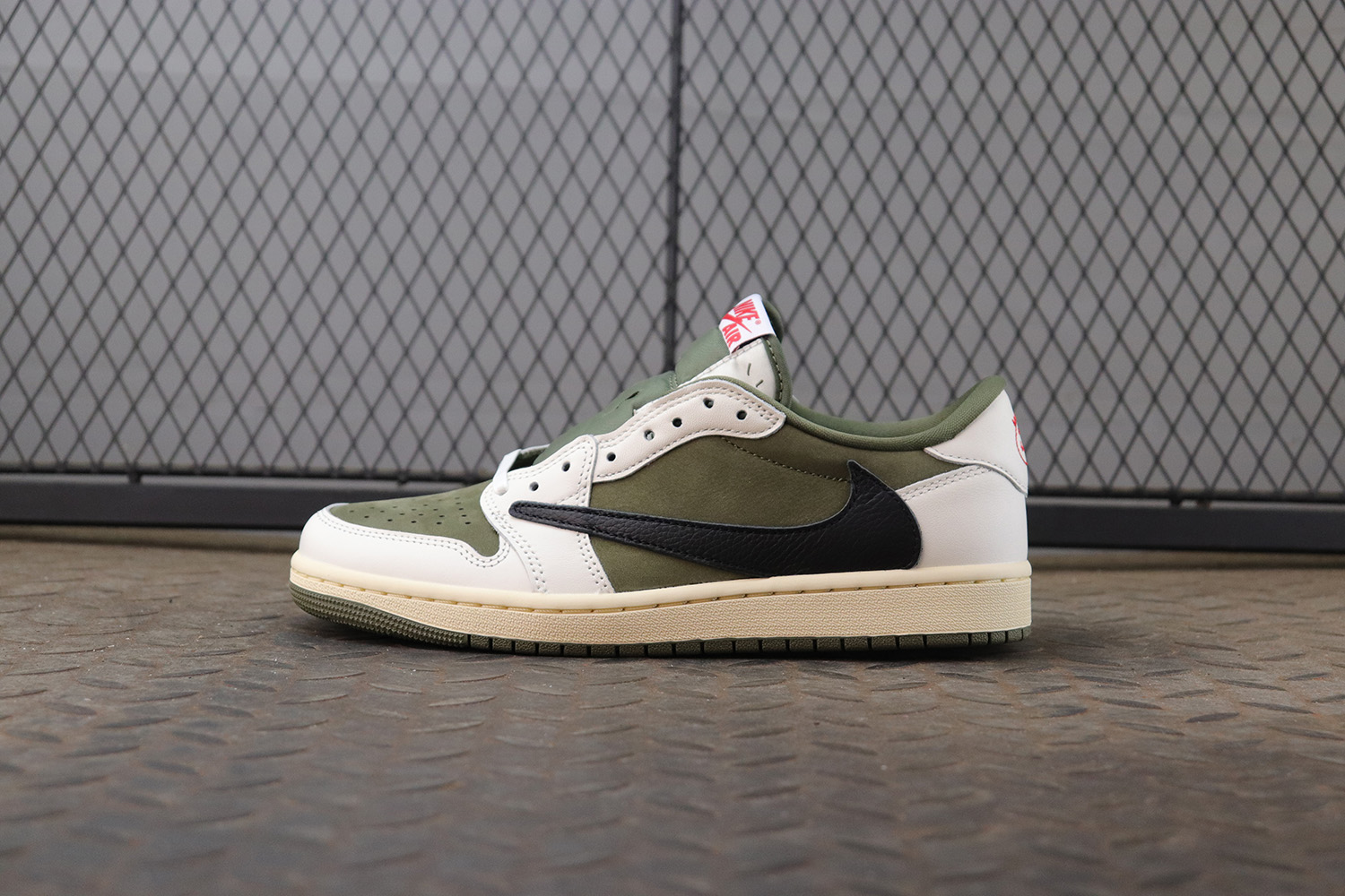 LJR 조던 1 x 트래비스 스캇 레트로 로우 OG SP 세일 앤 리저록 DM7866-200